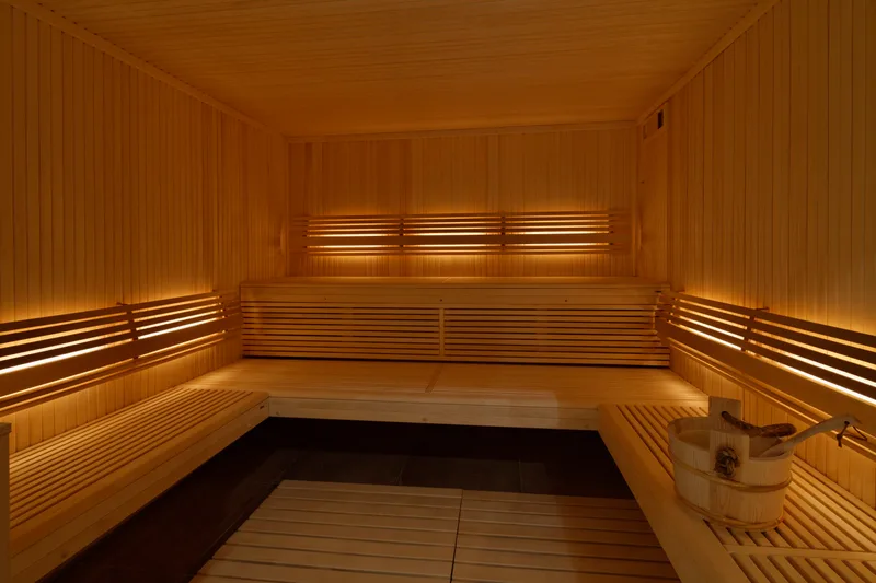 Sauna. La sauna finlandese in legno chiaro con secchio e mestolo
