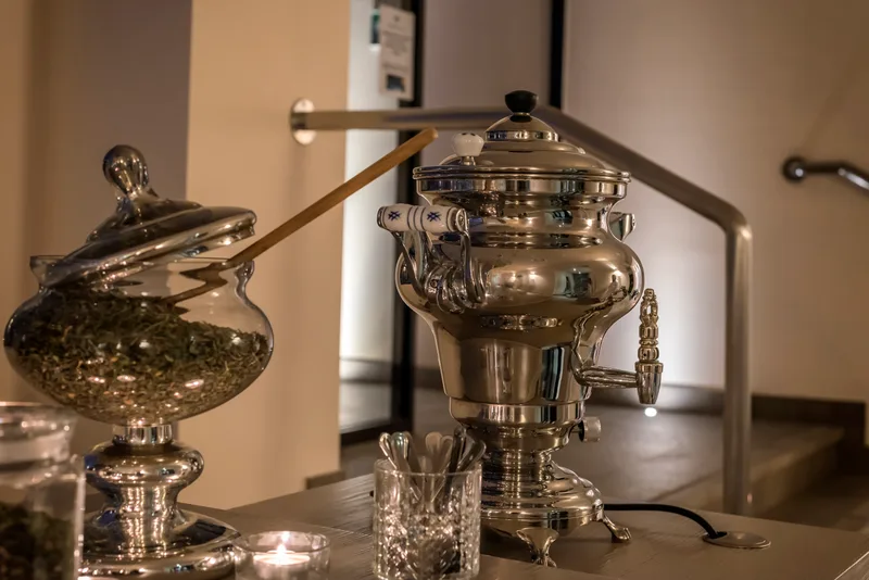 Angolo con le tisane. Il samovar dell'angolo tisane, con le erbe in esposizione