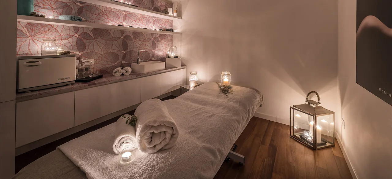 Cabina massaggi della Devero SPA con lettino e lanterna accesa