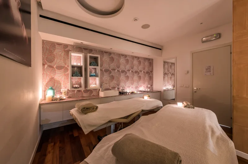 La cabina trattamenti con i due lettini affiancati e le candele accese