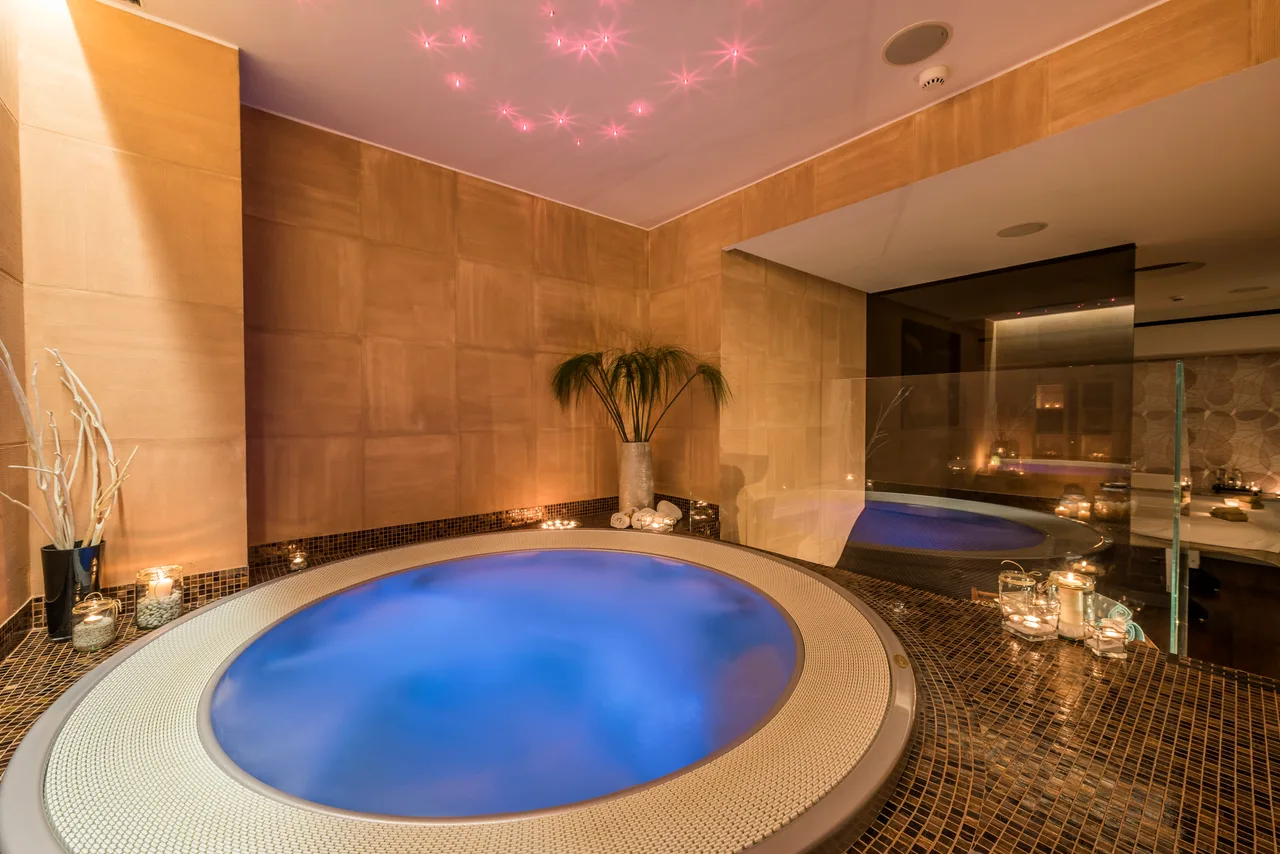 La Luxury Spa Suite: vasca Jacuzzi di coppia sotto il cielo stellato Swarovski